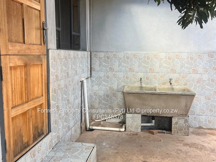 Emerald Hill: 3-Bed Tiled Home w/Solar, Water Tank