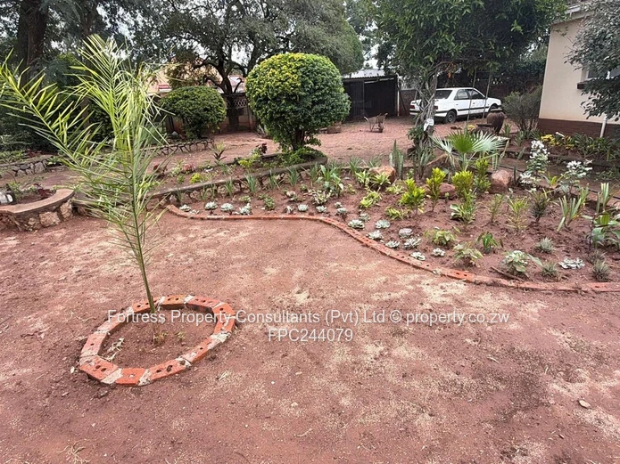 Matsheumhlope 3-Bed Home with Garden & Staff Quarters