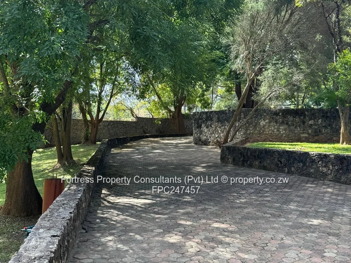 Glen Lorne 8-Bed House with Pool & Sunlit Lounge