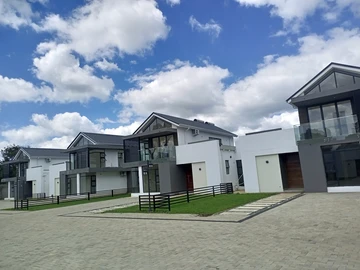 4 Bedroom Flat & Apartment