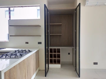 4 Bedroom Flat & Apartment