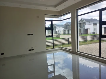 4 Bedroom Flat & Apartment